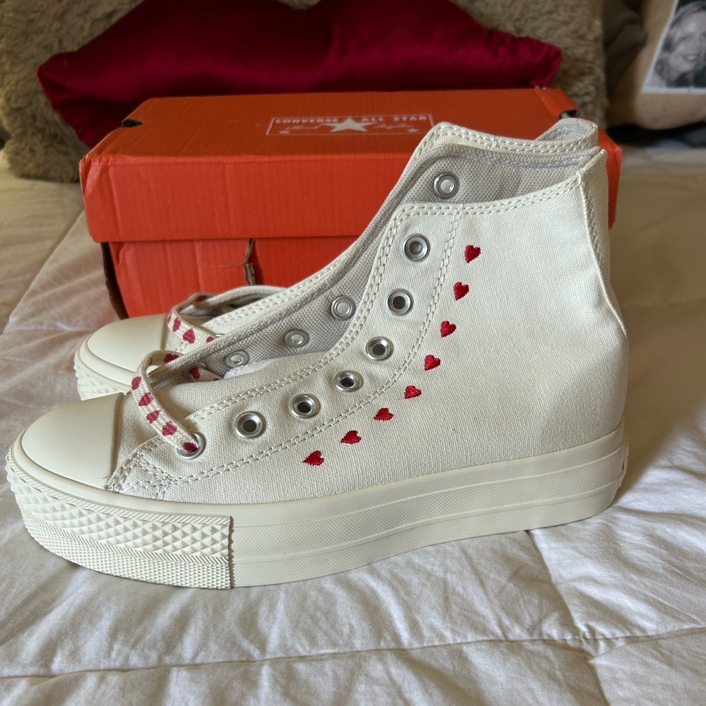 🌟 HP 🌟 Custom Women's Cream Converse High-Top Sneakers with Red Heart Accents